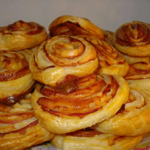 Folhado de queijo e fiambre