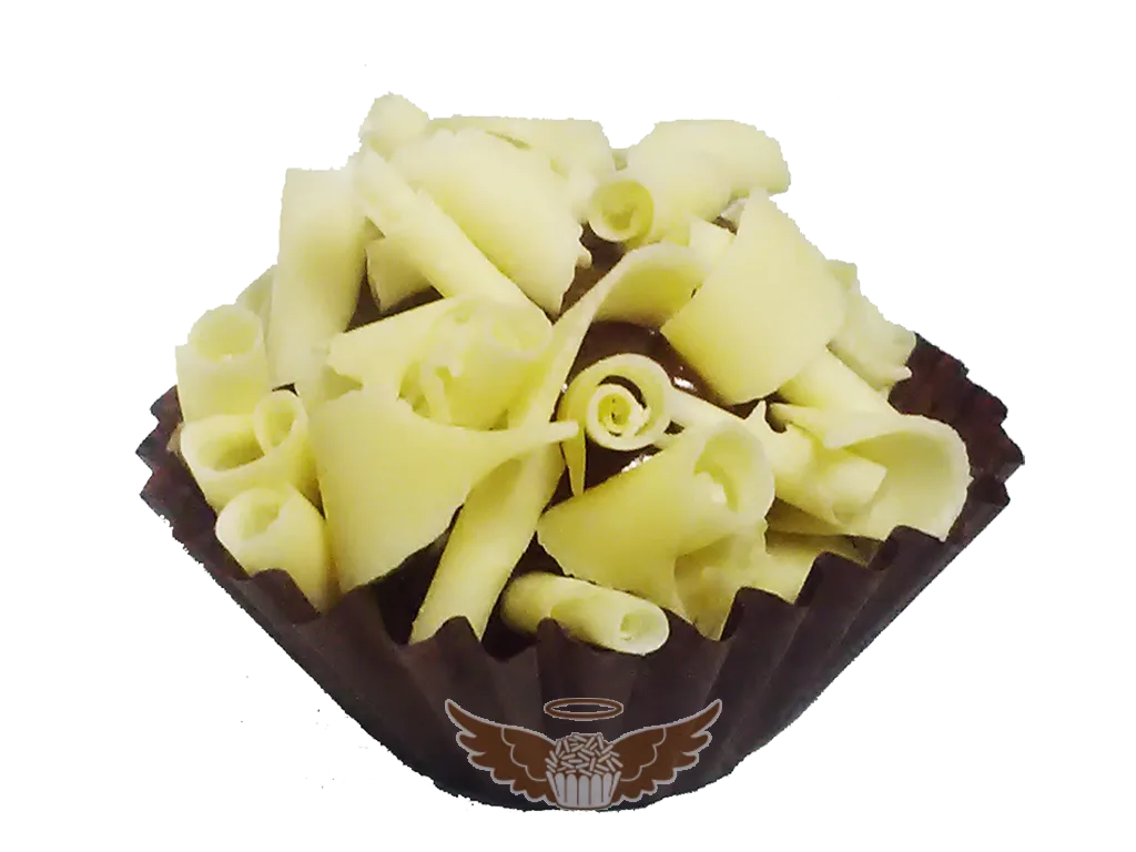 Brigadeiro tradicional recheado com leite condensado e coberto com raspas de chocolate branco