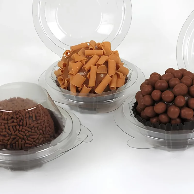 Brigadeiros em caixas individuais de plástico